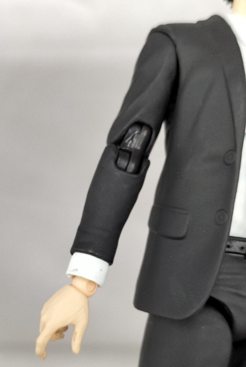 手に汚れ、袖に塗装剥げ、スーツに傷有り