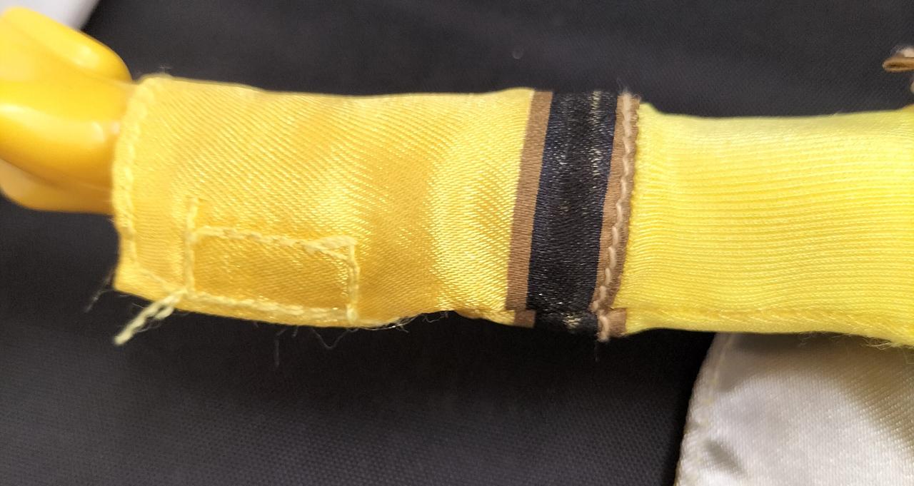 商品全体に傷・汚れ、ほつれ有り。