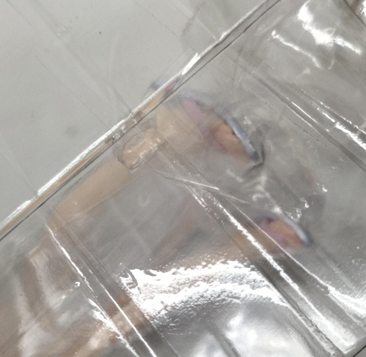 テープ少しめくれあります。