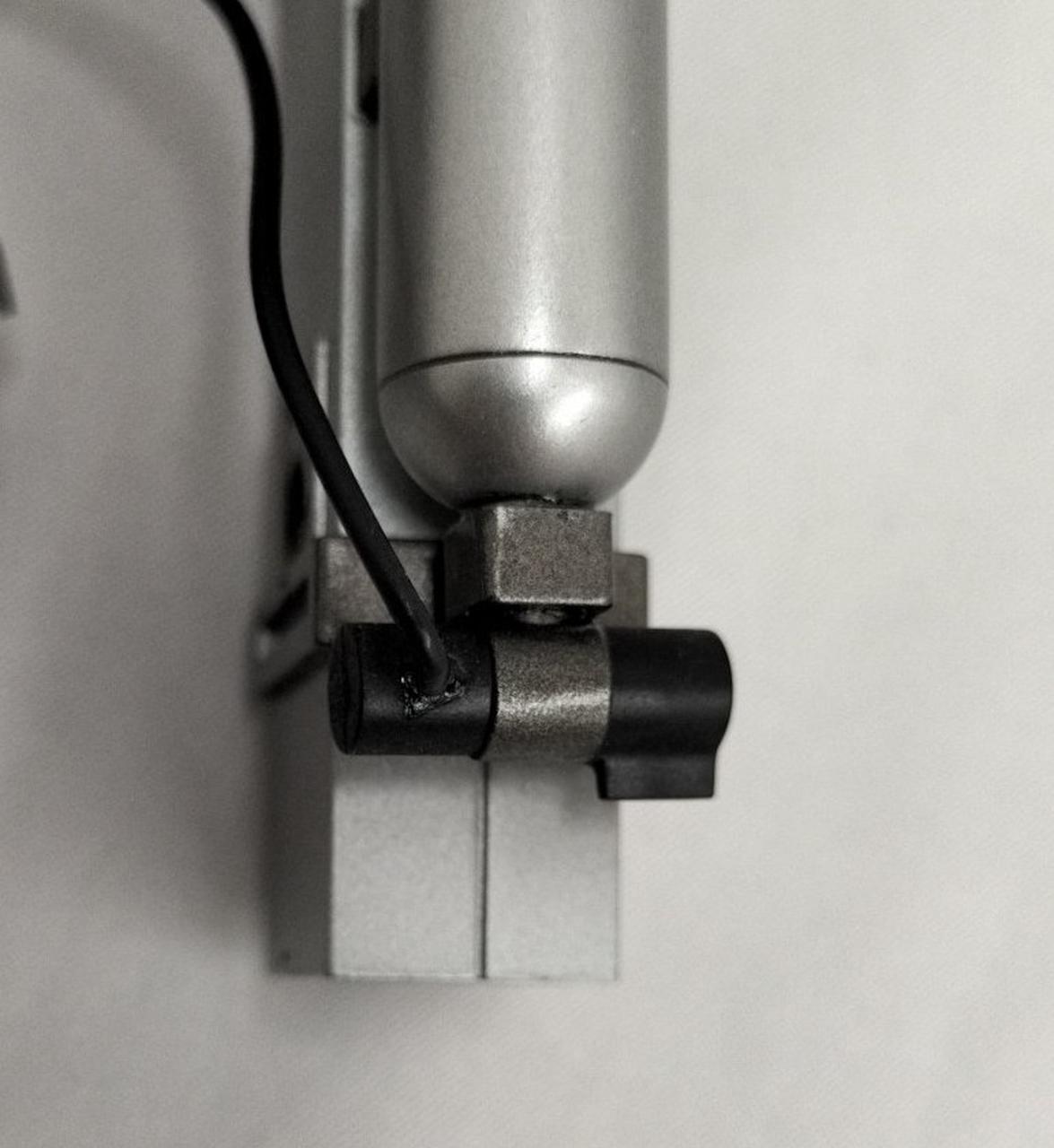 仕様か不明ですが、接着跡目立ちます