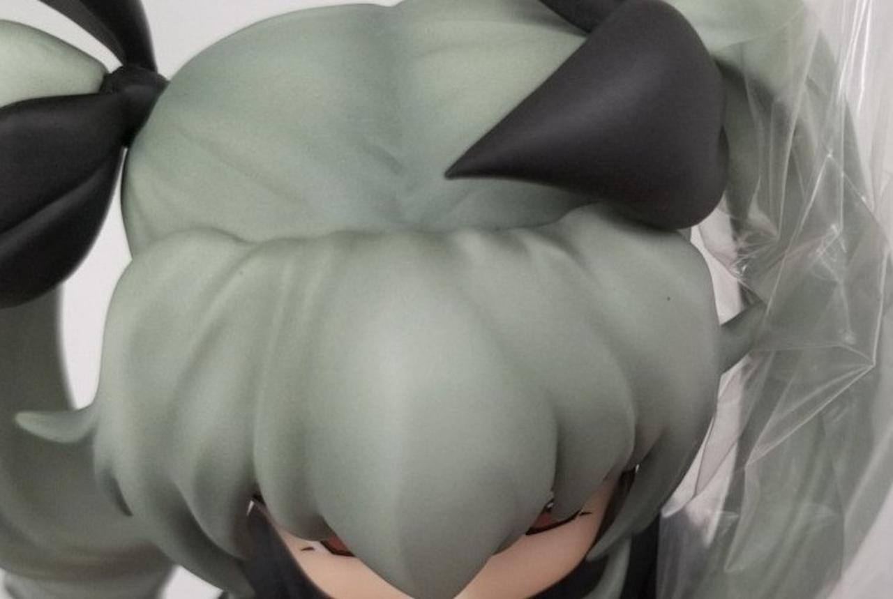 頭部に黒い点有り