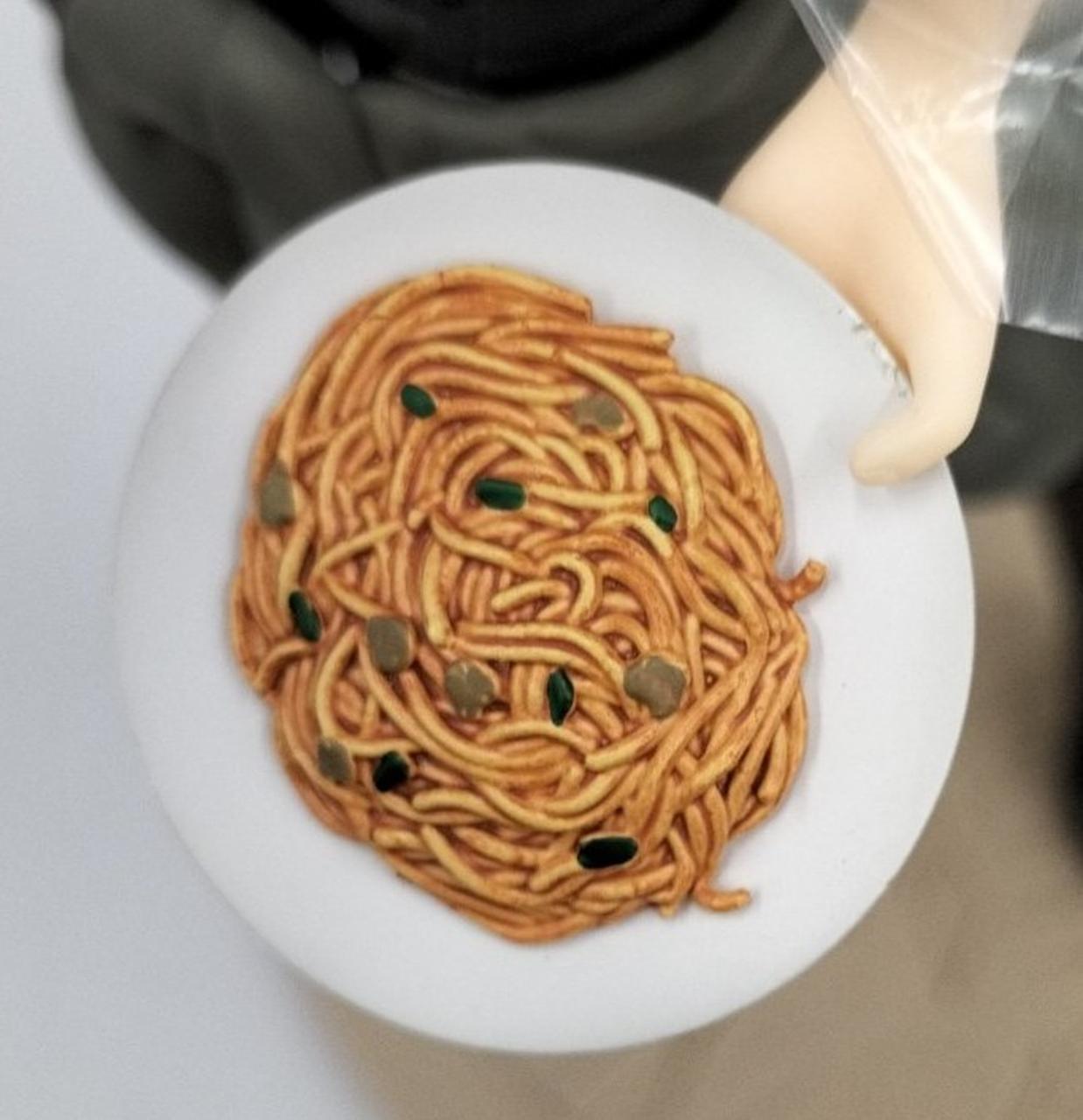 お皿右上付近にダメージ有り