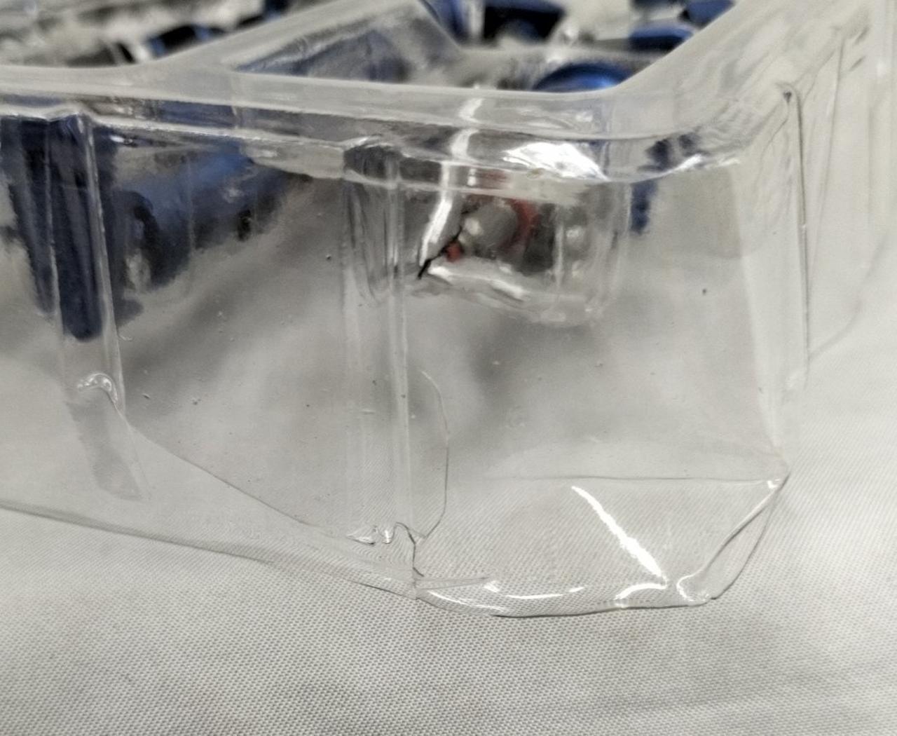 ブリスター割れてます