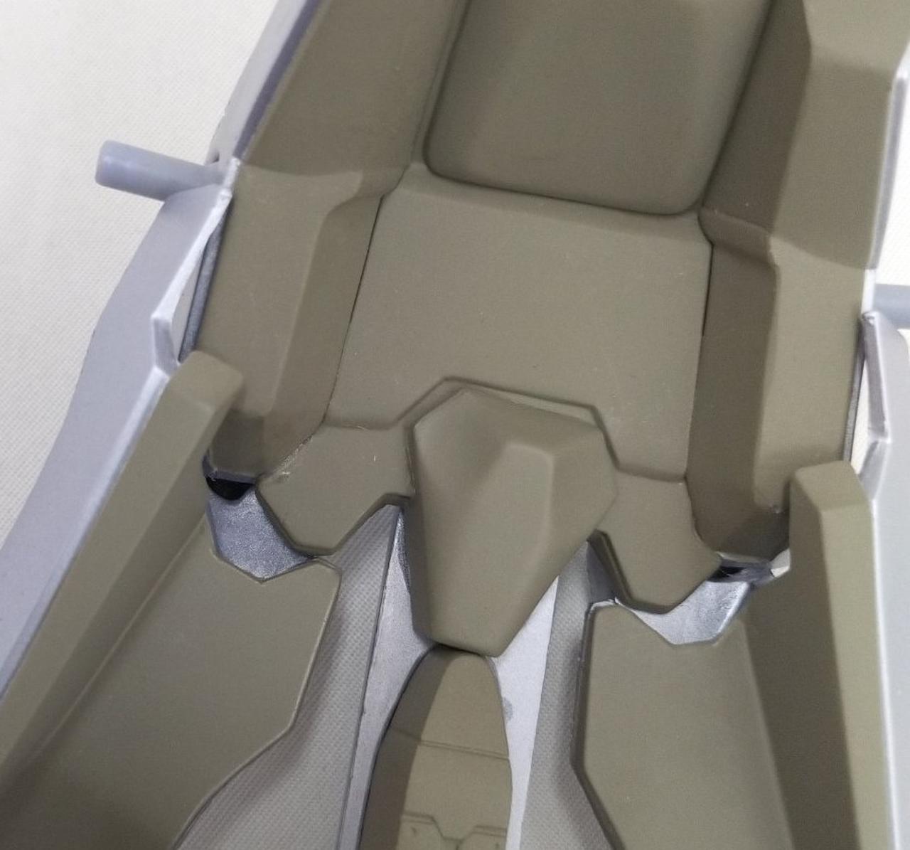 仕様か不明ですが、接着跡目立ちます