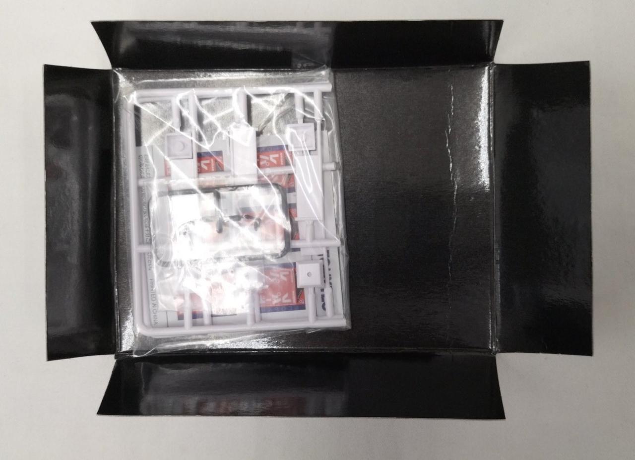 中の台紙にダメージ有。付属品袋未開封です