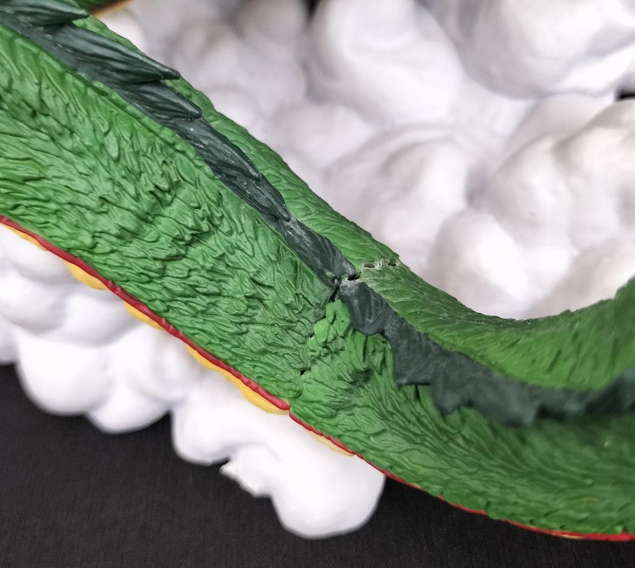 成形時のキズ含む、細かなキズ有り。