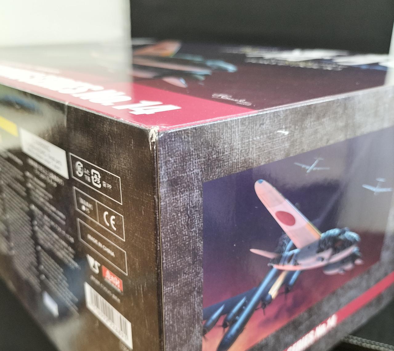 箱全体に色褪せ・ダメージ有り。