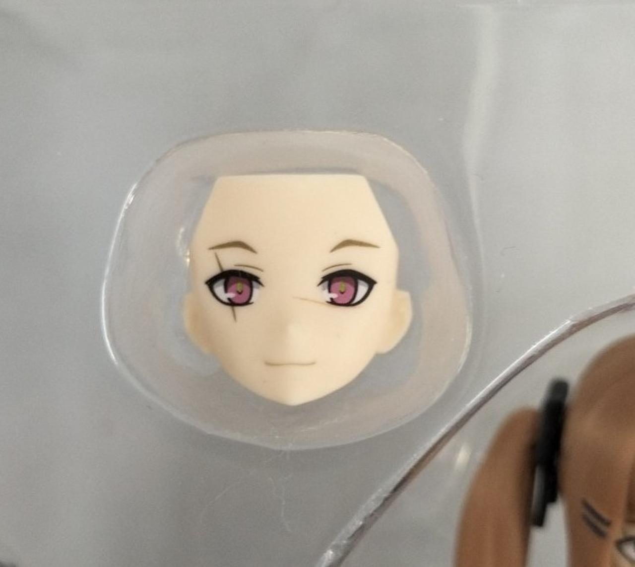 顔パーツに傷有り