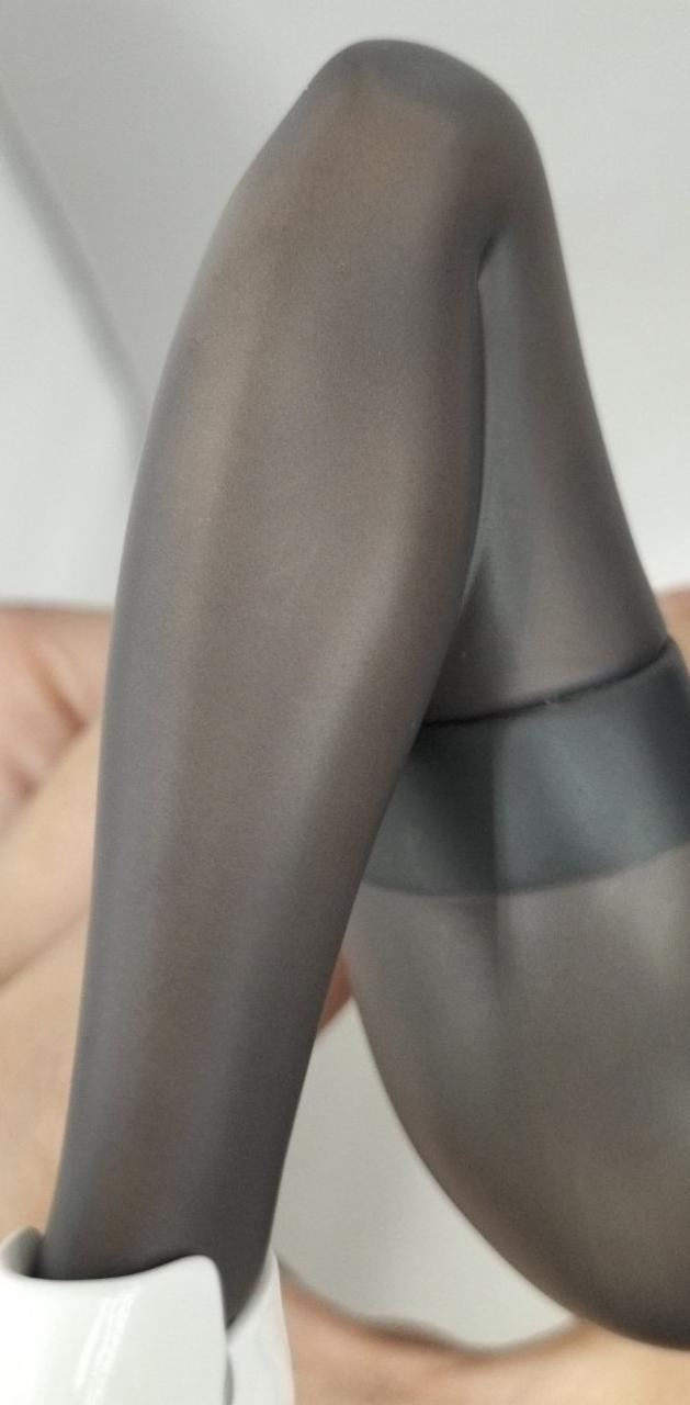 足に薄い傷有り