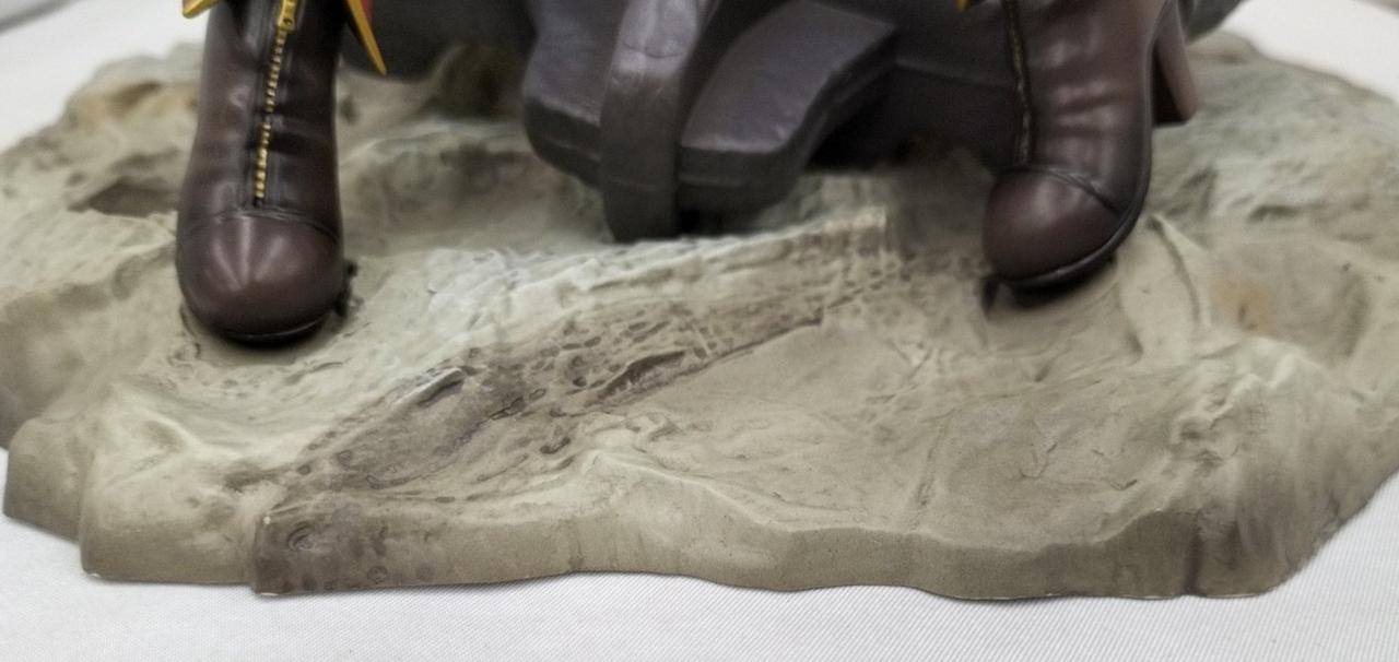 台座に写真の様な塗装剥げ、傷他の所にも有