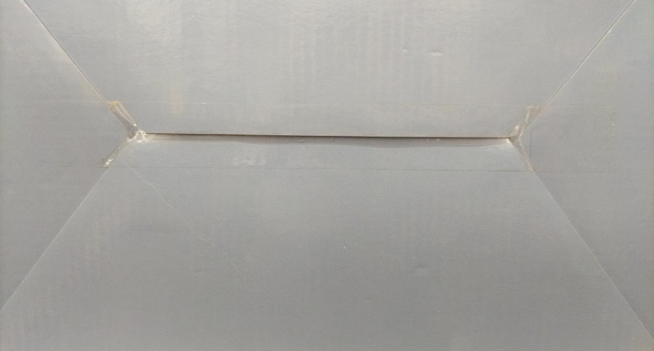 箱ダメージ、テープに汚れ有り