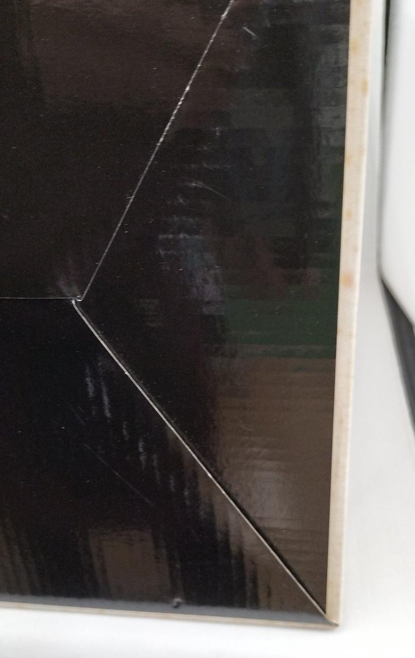 箱に擦れ傷、ダメージ有り