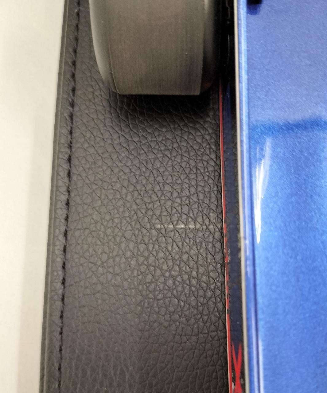 台座にキズ有り。