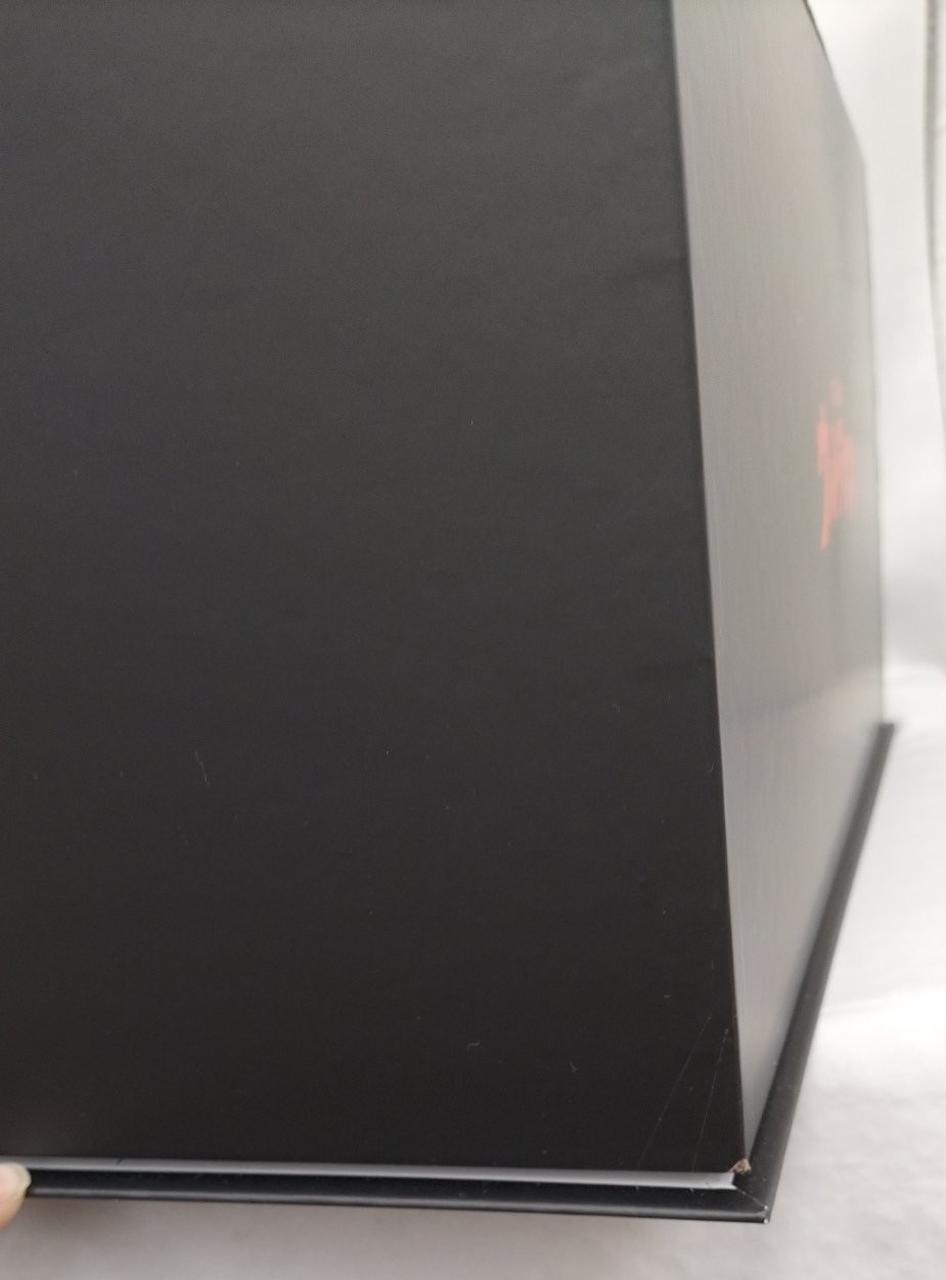 箱ダメージ、箱の下部分のり剥がれてます。