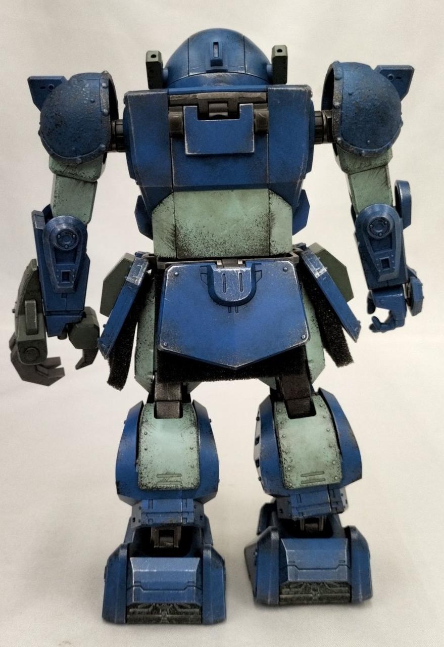 写真から見て右足が曲がってます