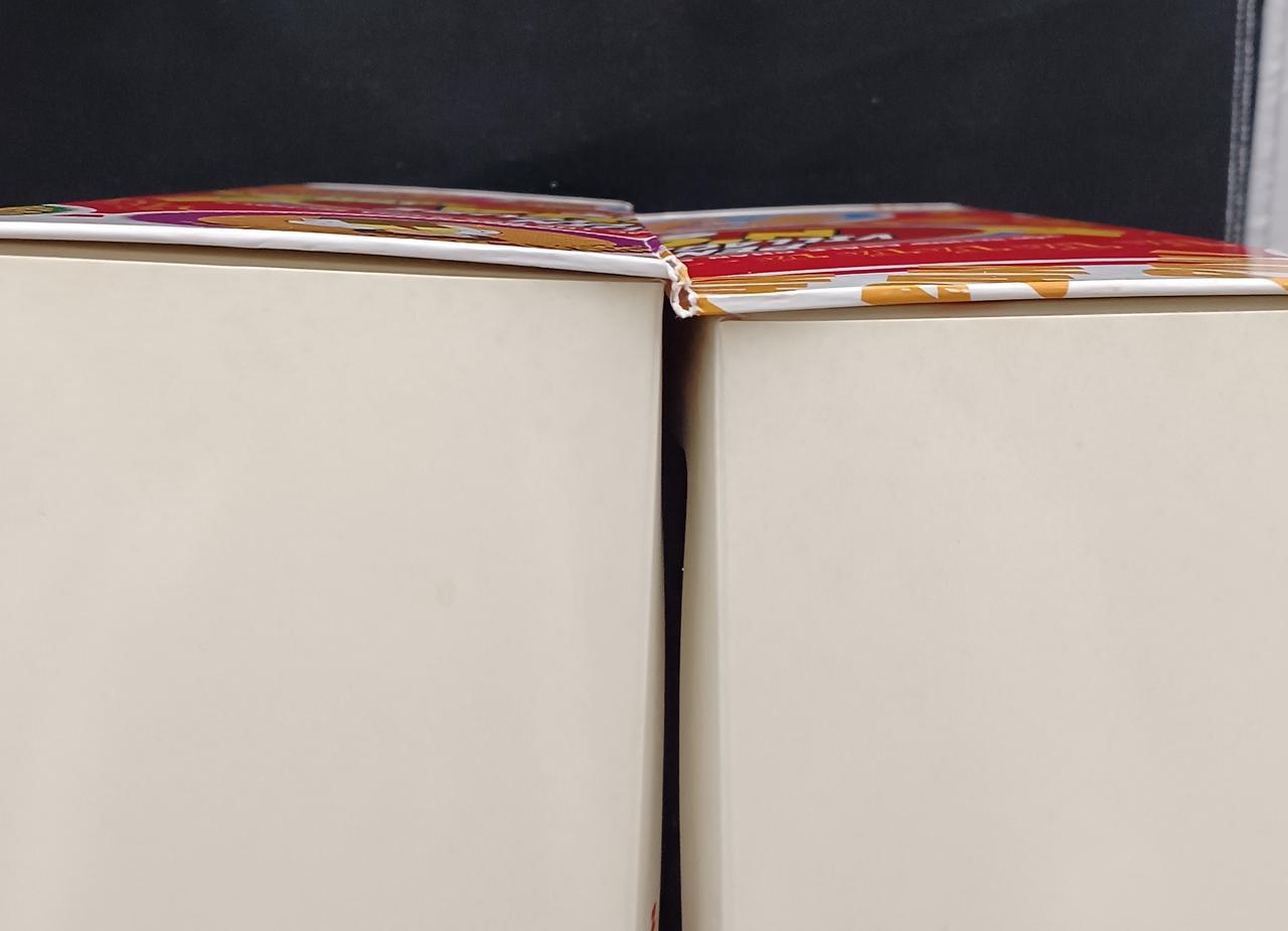 箱全体に汚れ有り。