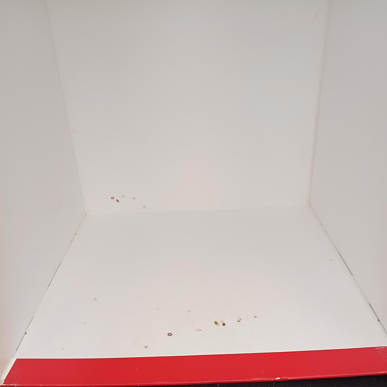 箱全体に汚れ有り。