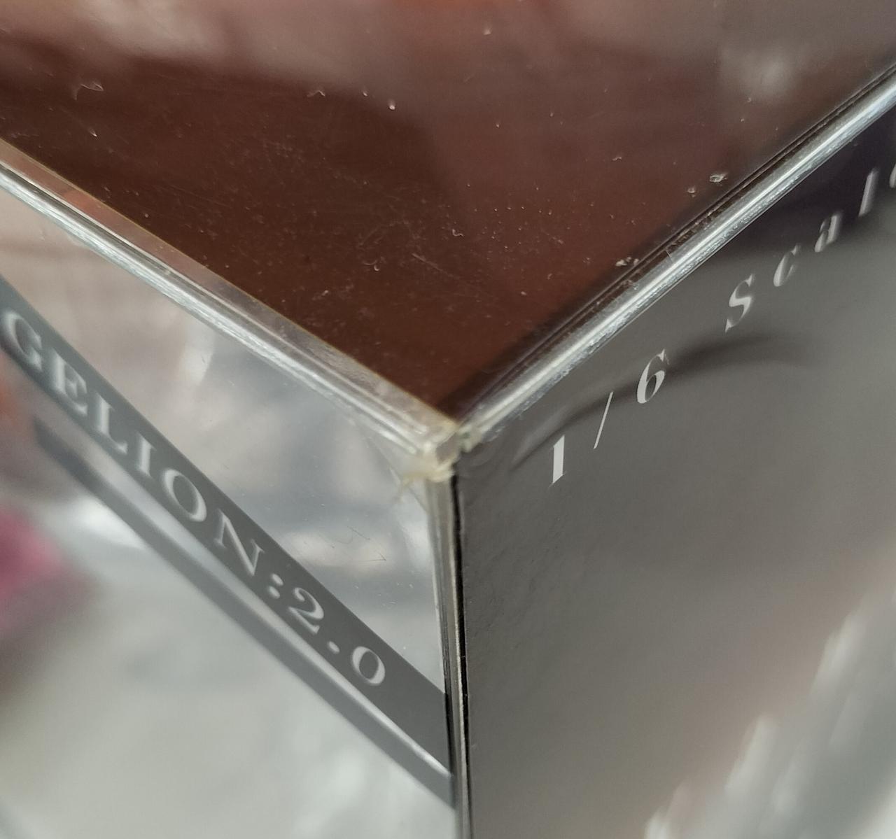 箱全体にダメージ有り。