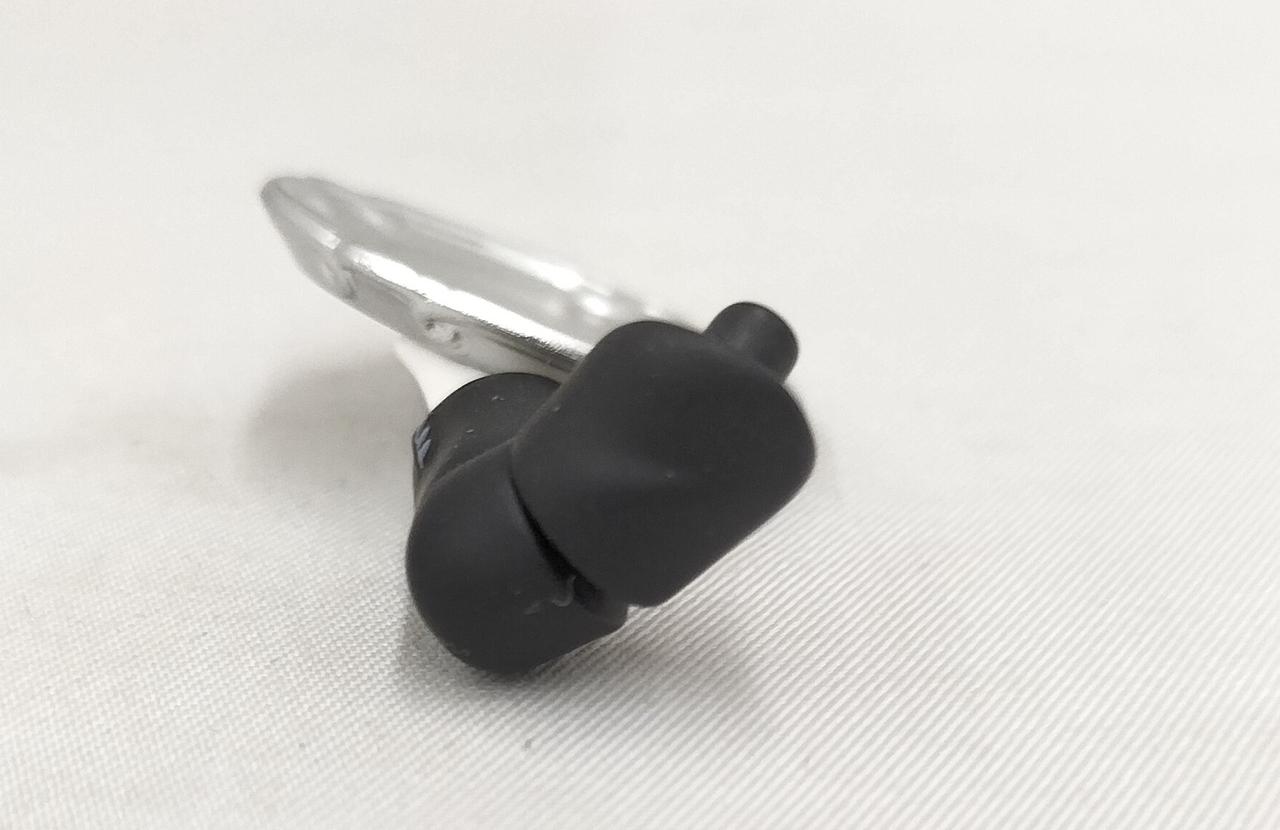 腕の可動部にスキマが空いています。