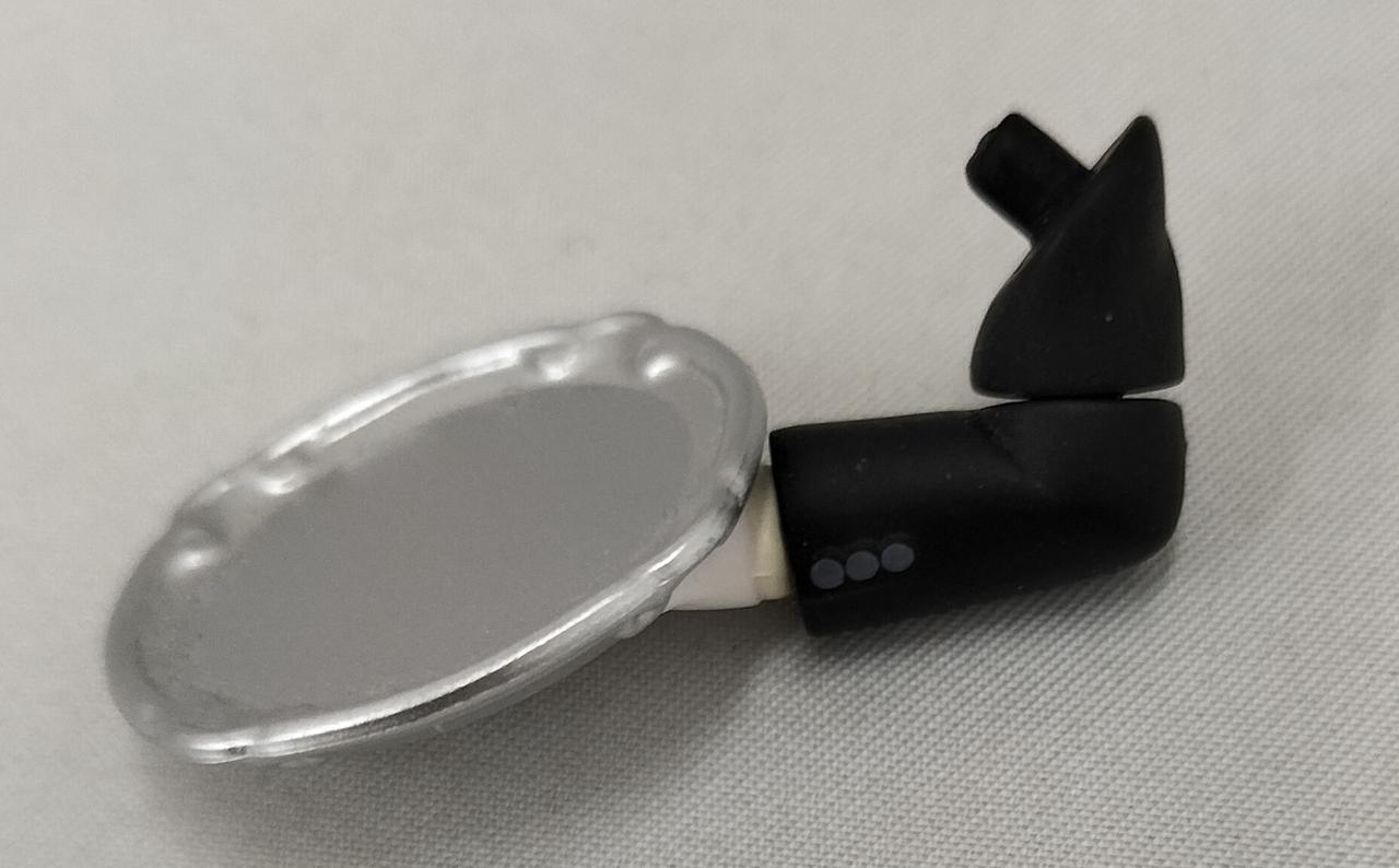 腕の可動部にスキマが空いています。