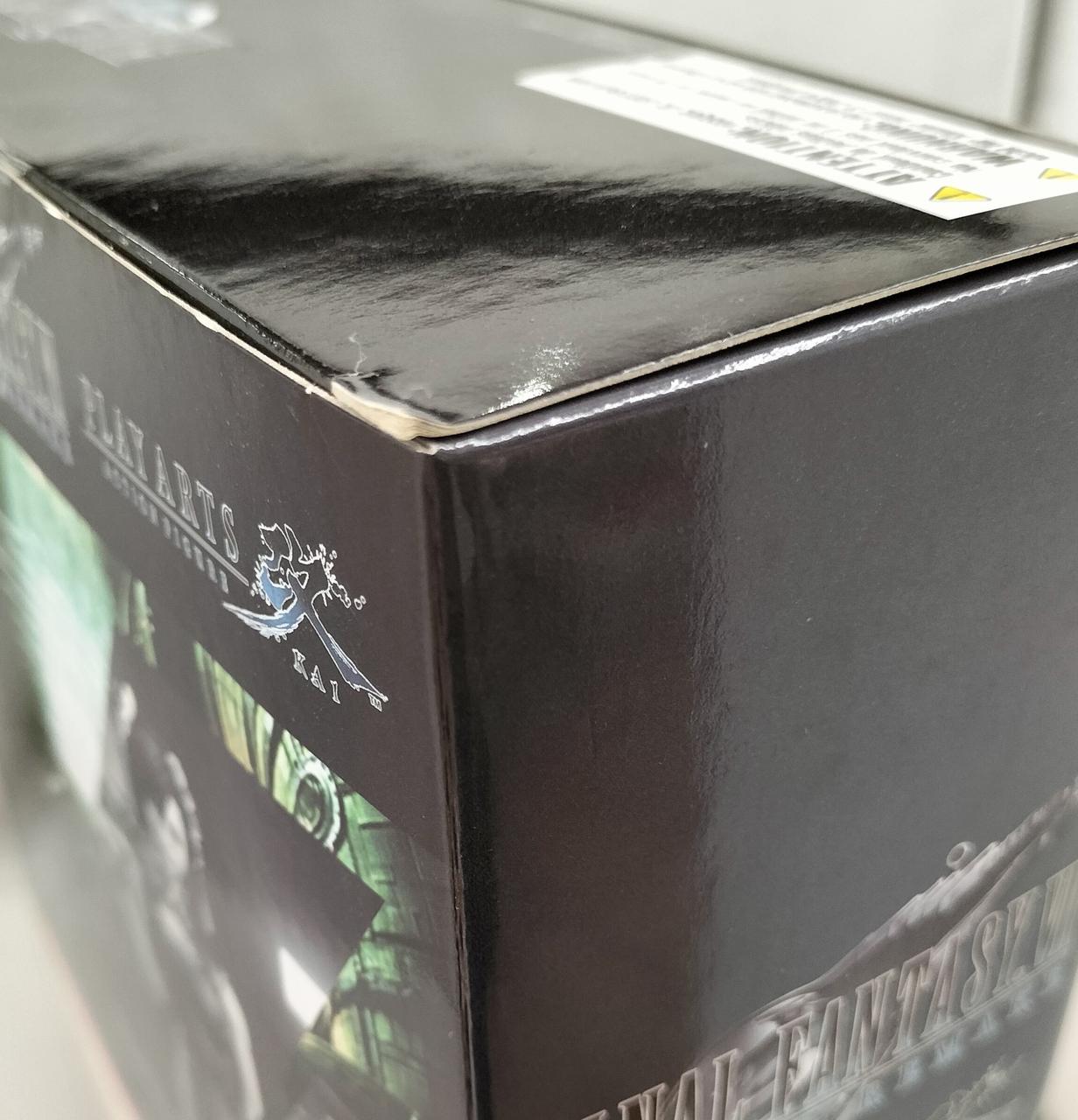 箱全体にダメージ有り。