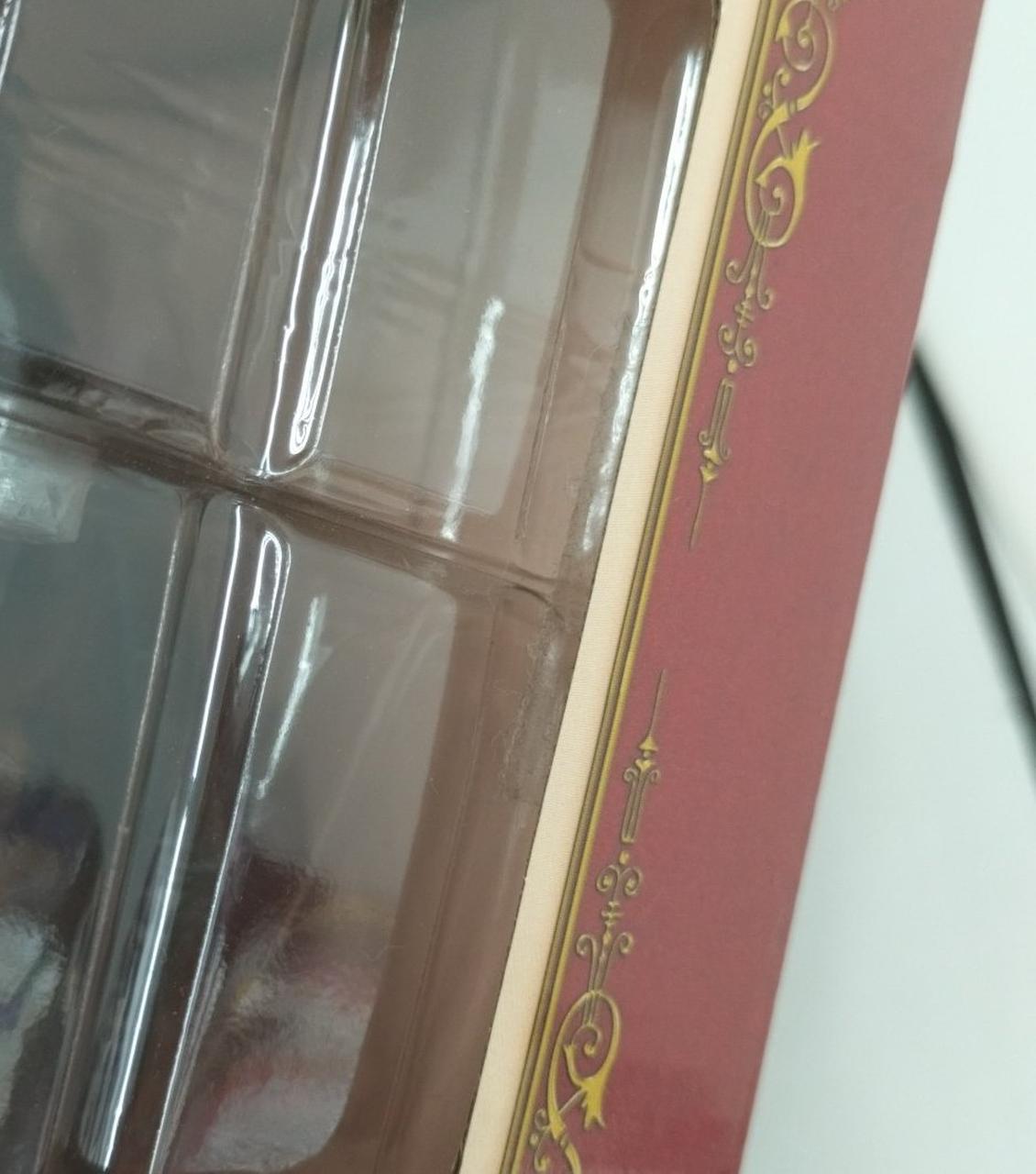 中のテープの粘着が取れています