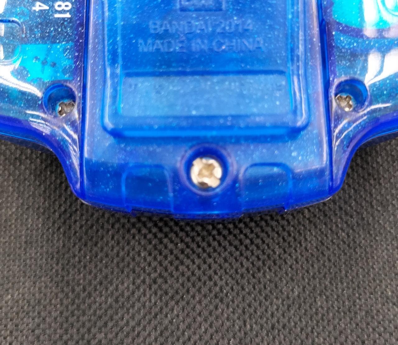 電池フタのネジが少し潰れています。