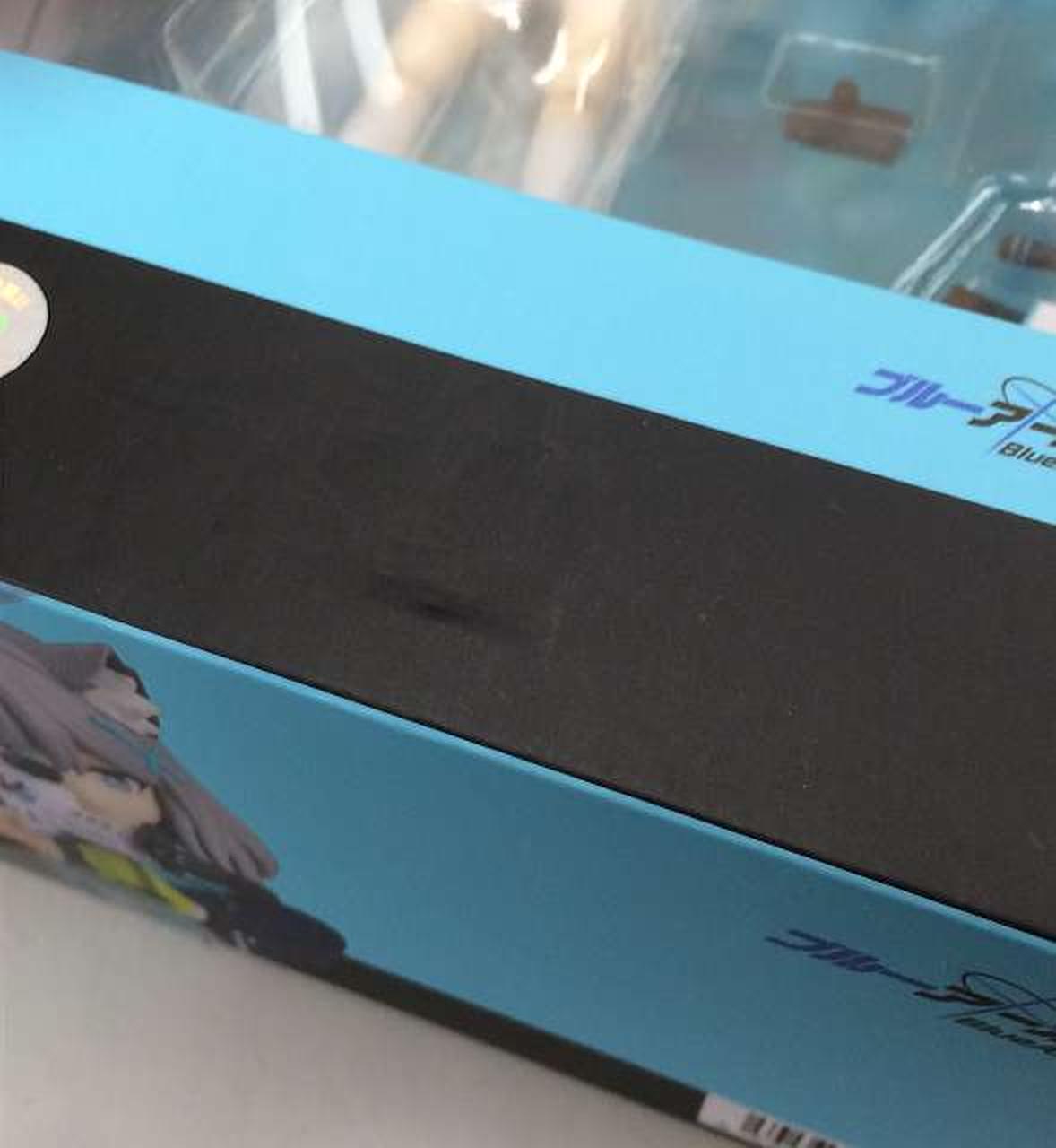 箱にダメージがあります。