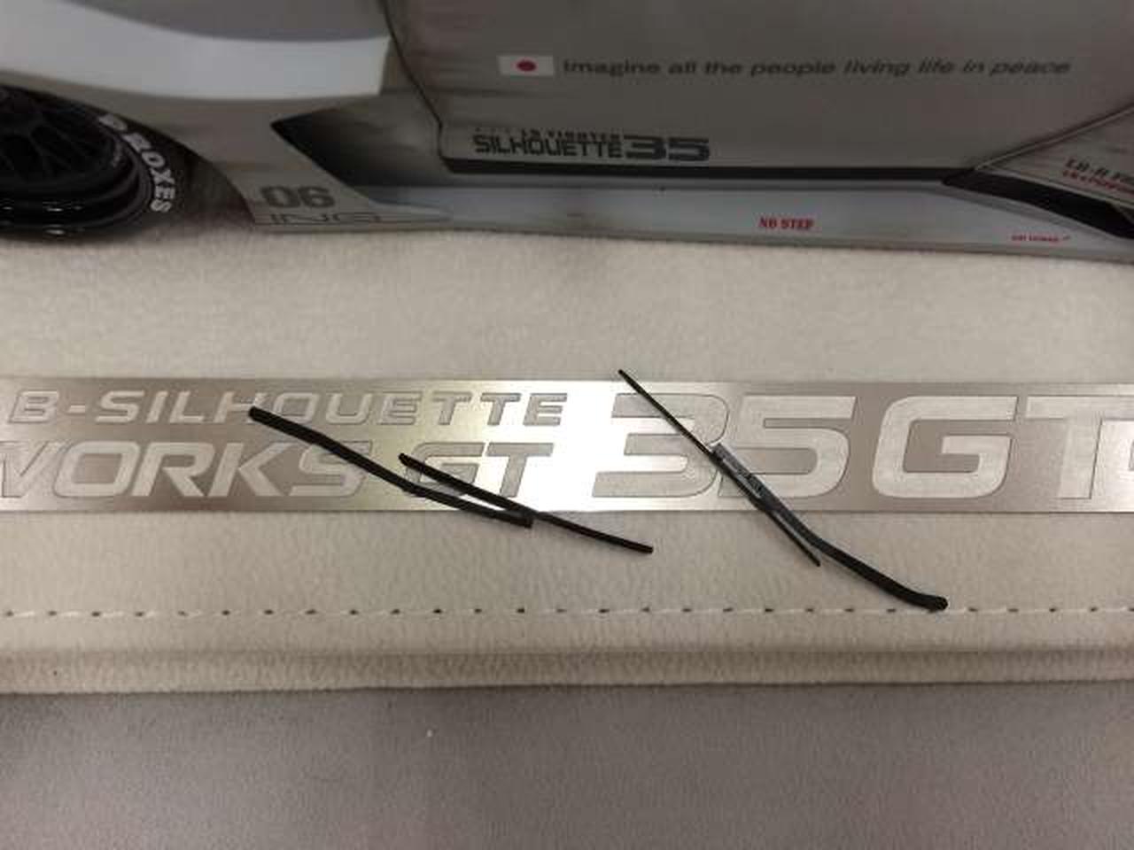 ワイパーが外れています。