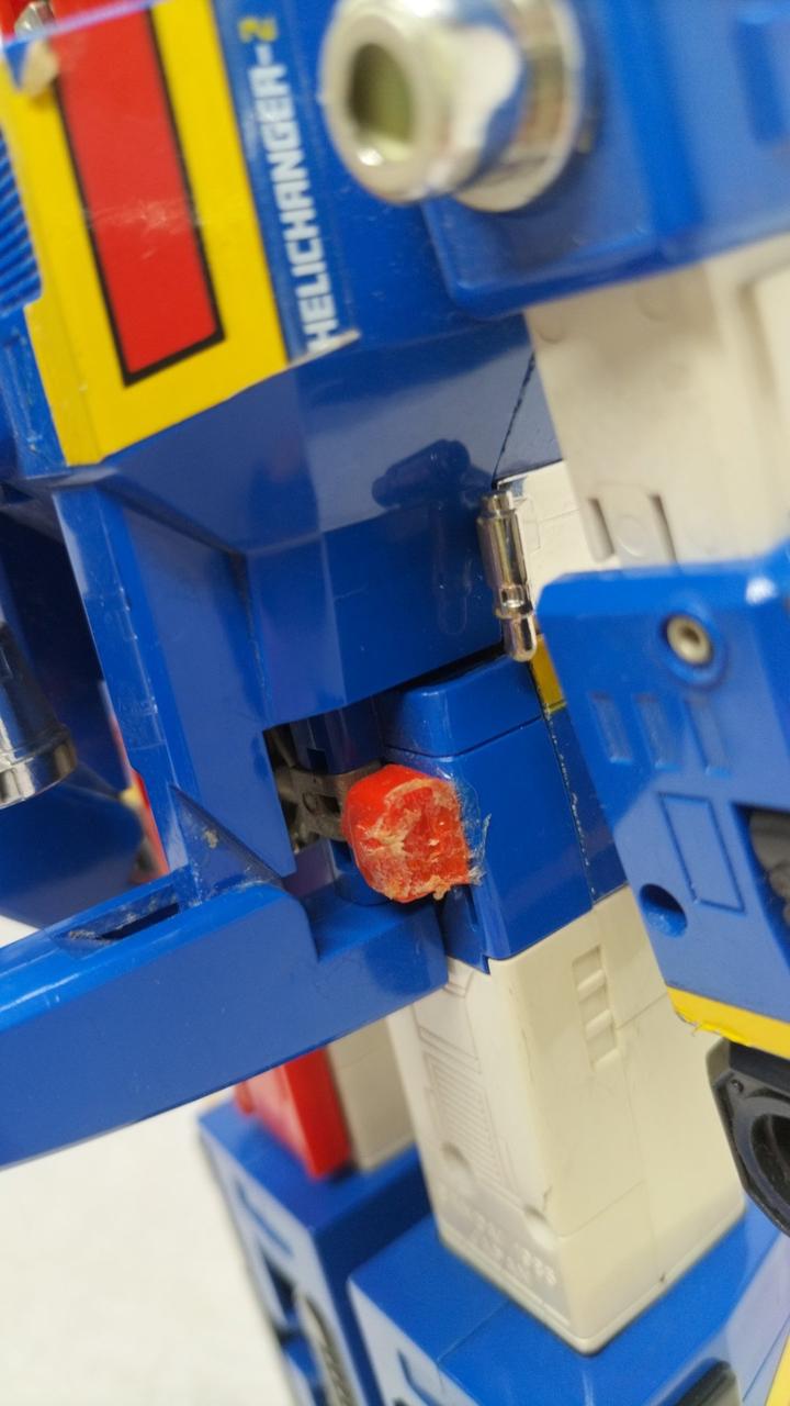 右脚の赤いパーツ破損