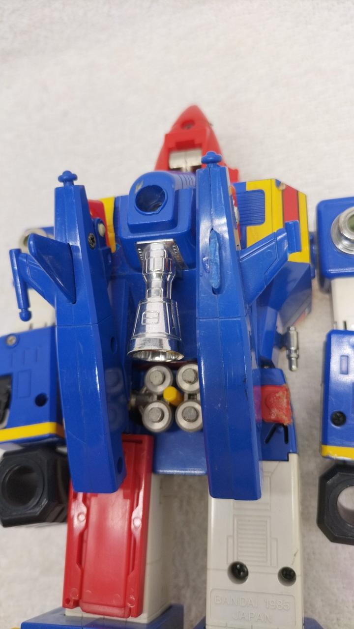 背部の右の青い羽パーツ破損