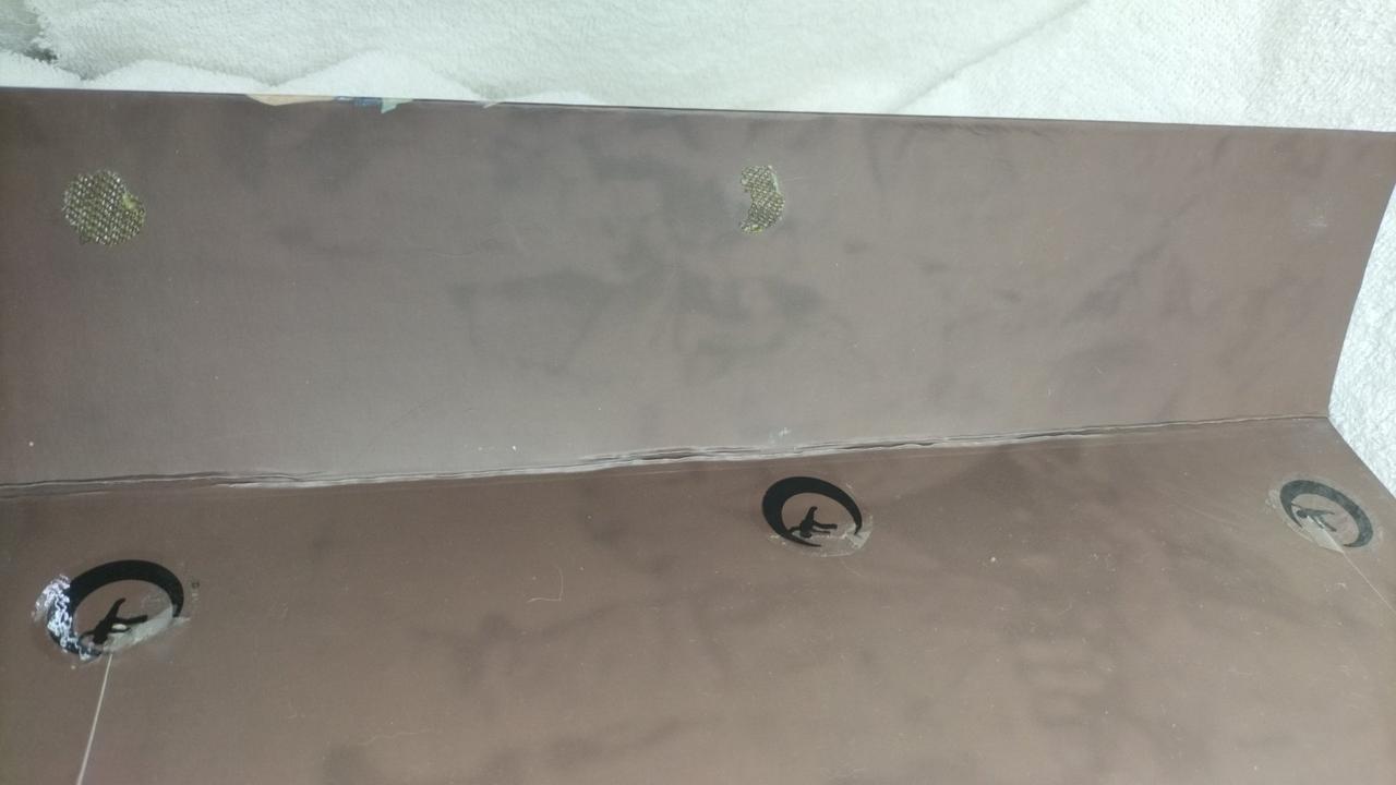 外箱テープ剥がれています