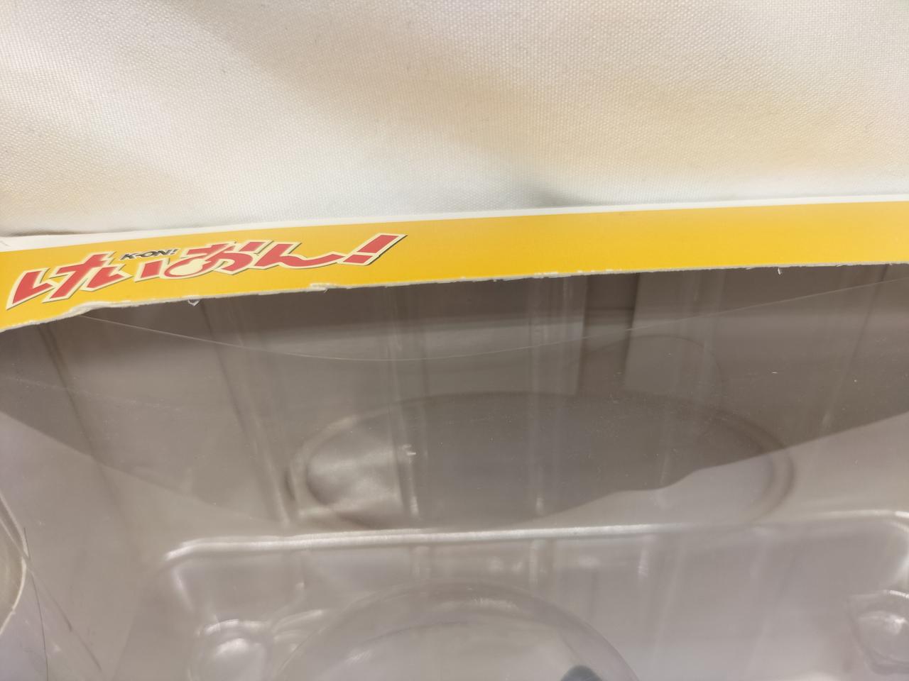 箱正面一部剥がれかけています