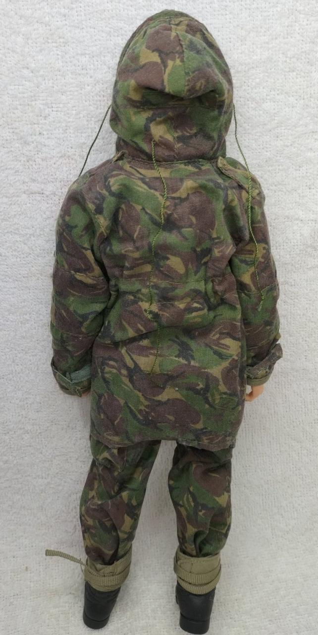 フードの紐が出てしまっています