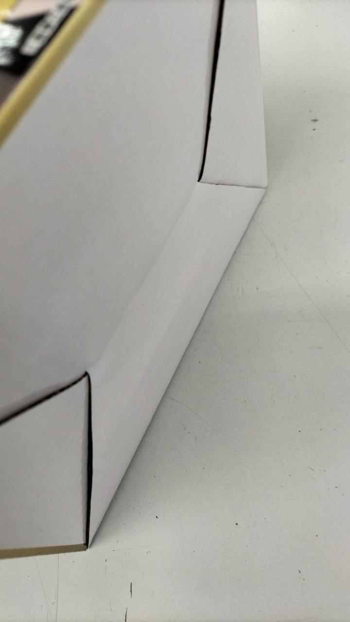 箱底部より開封されています