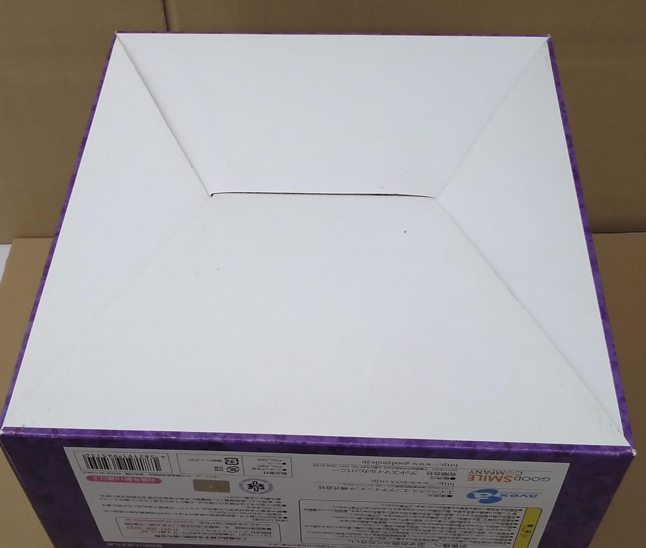 外箱の下部に開封跡が見受けられます。