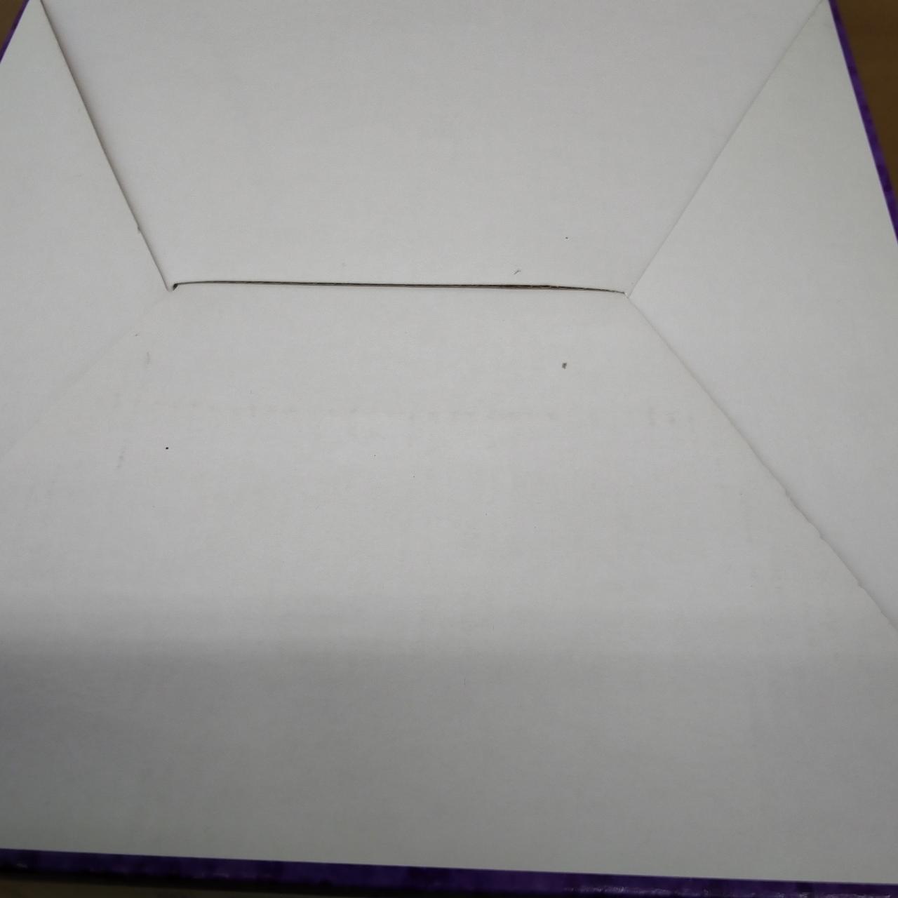 外箱の下部に開封跡が見受けられます。