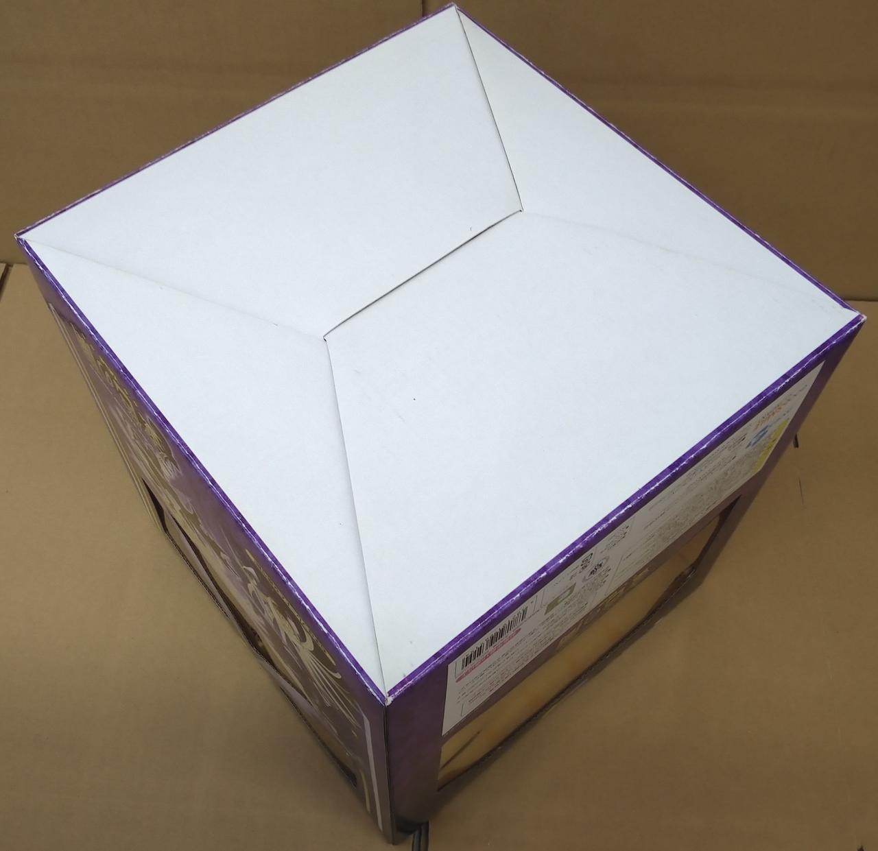 外箱の縁にキズあり。