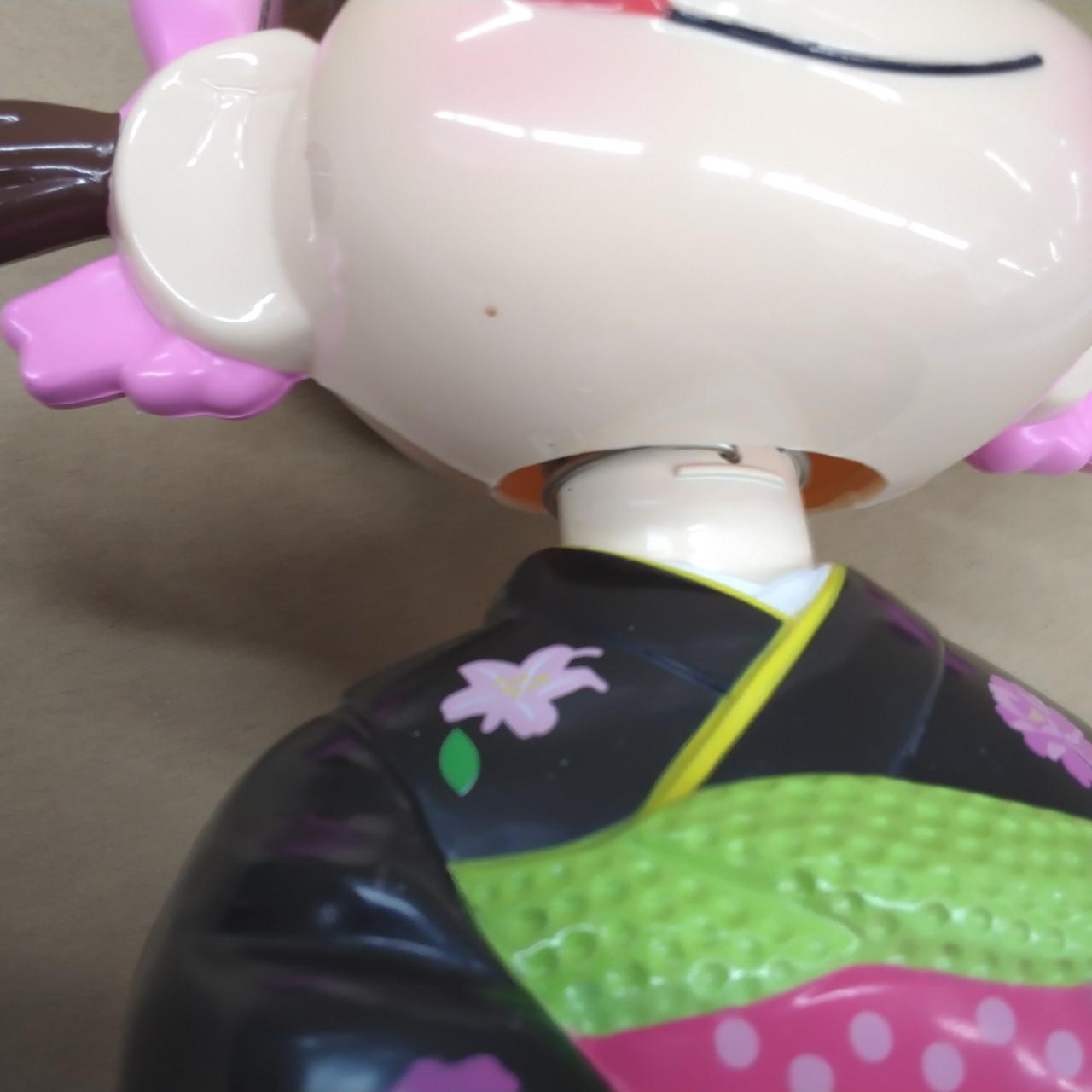 顎下付近にキズ有り。