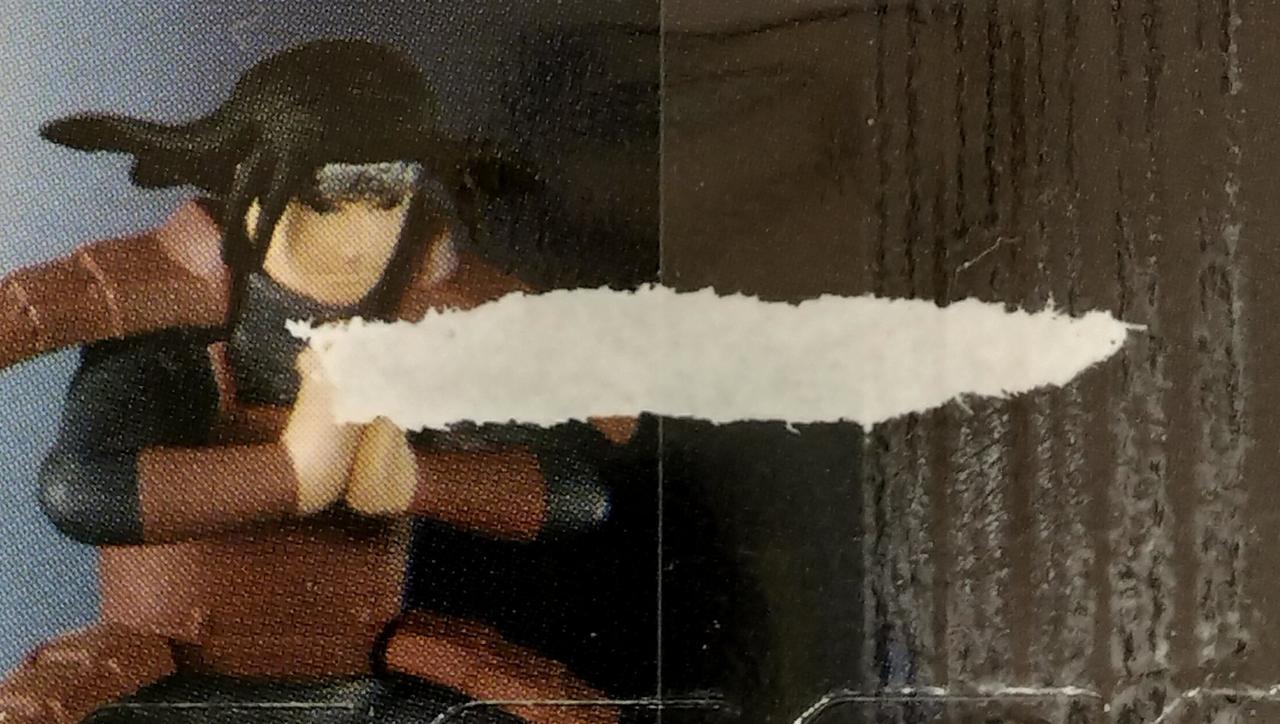 箱に一部破れあります。