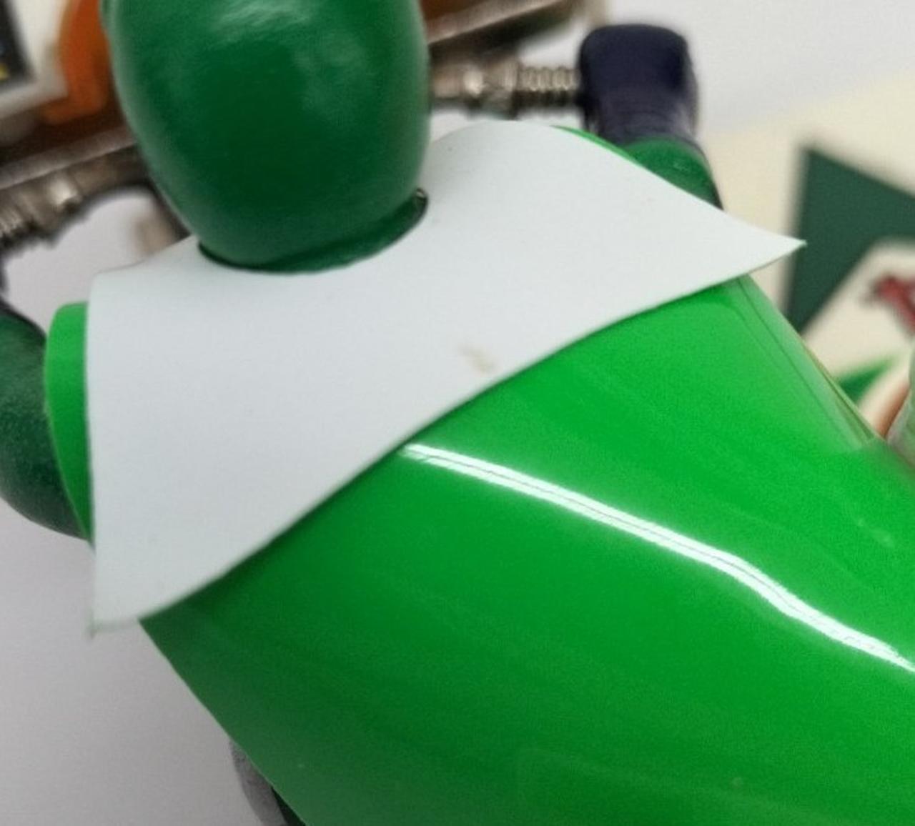 マント白色部に小さい目立つ汚れあり