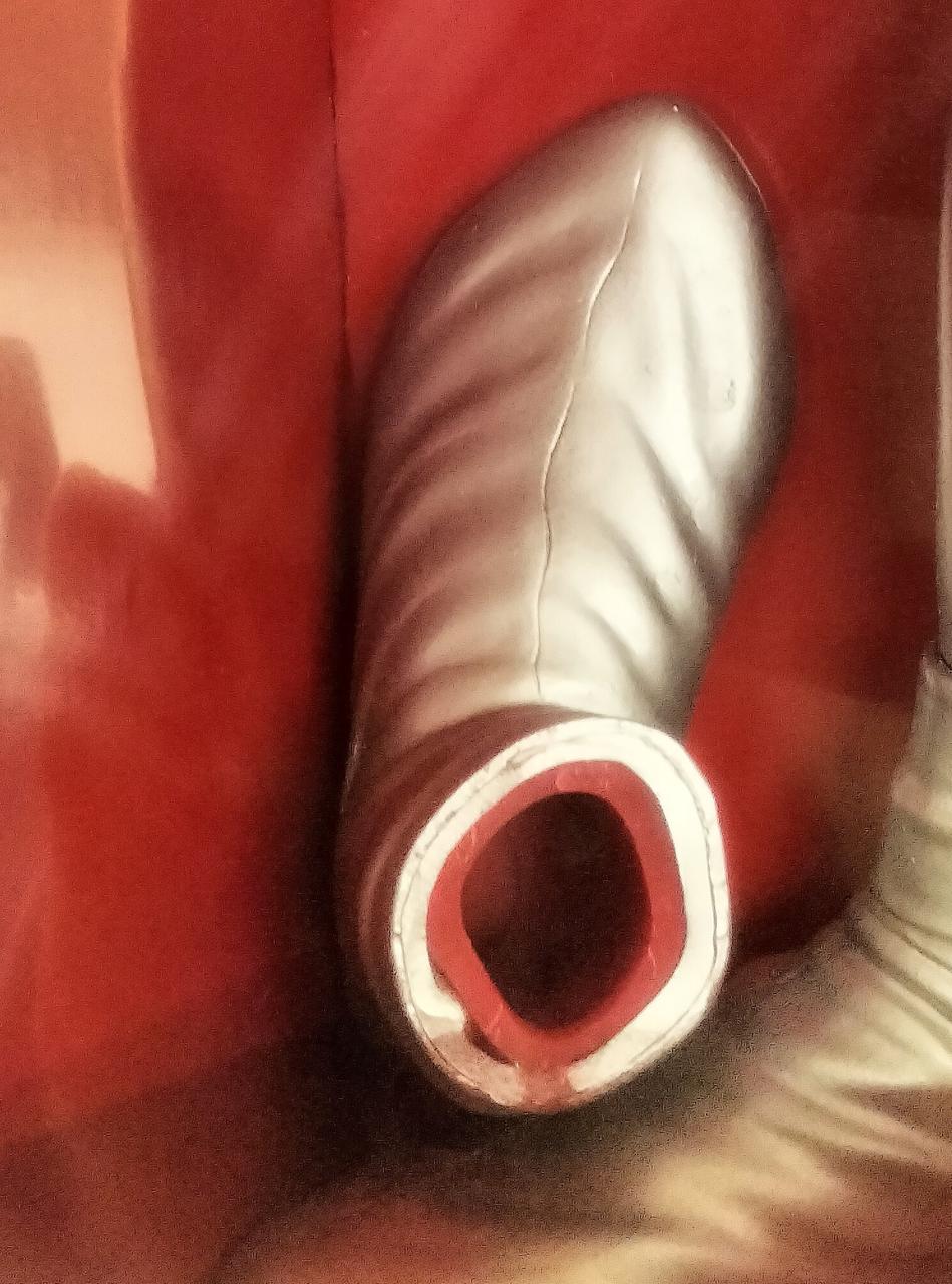 ウルトラマンの左足破損