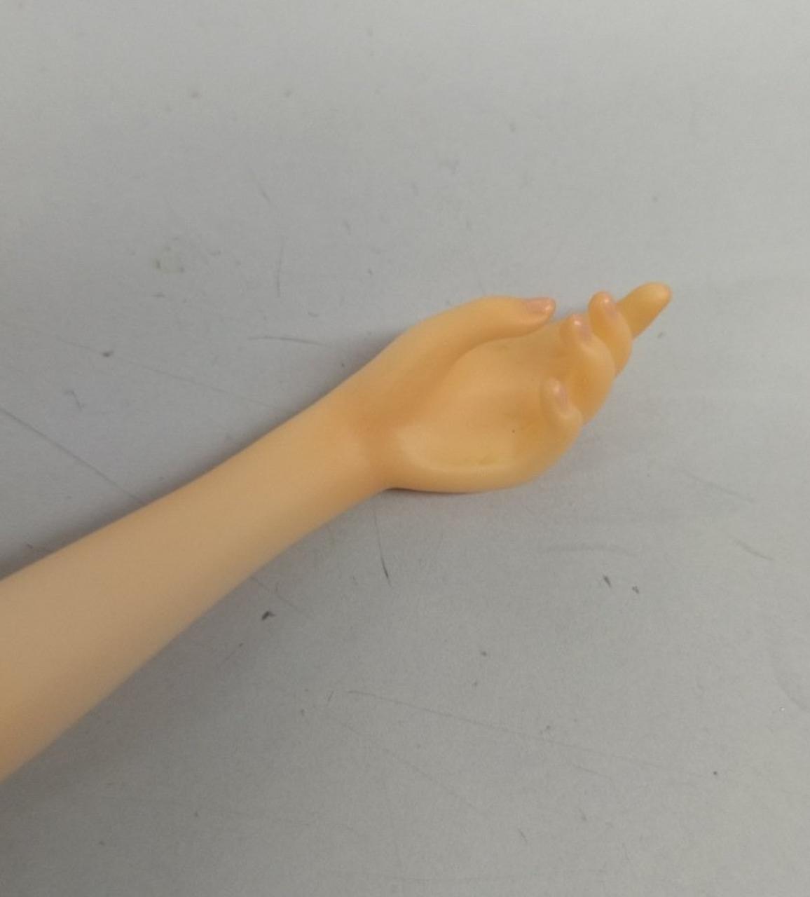 手に色移りあり