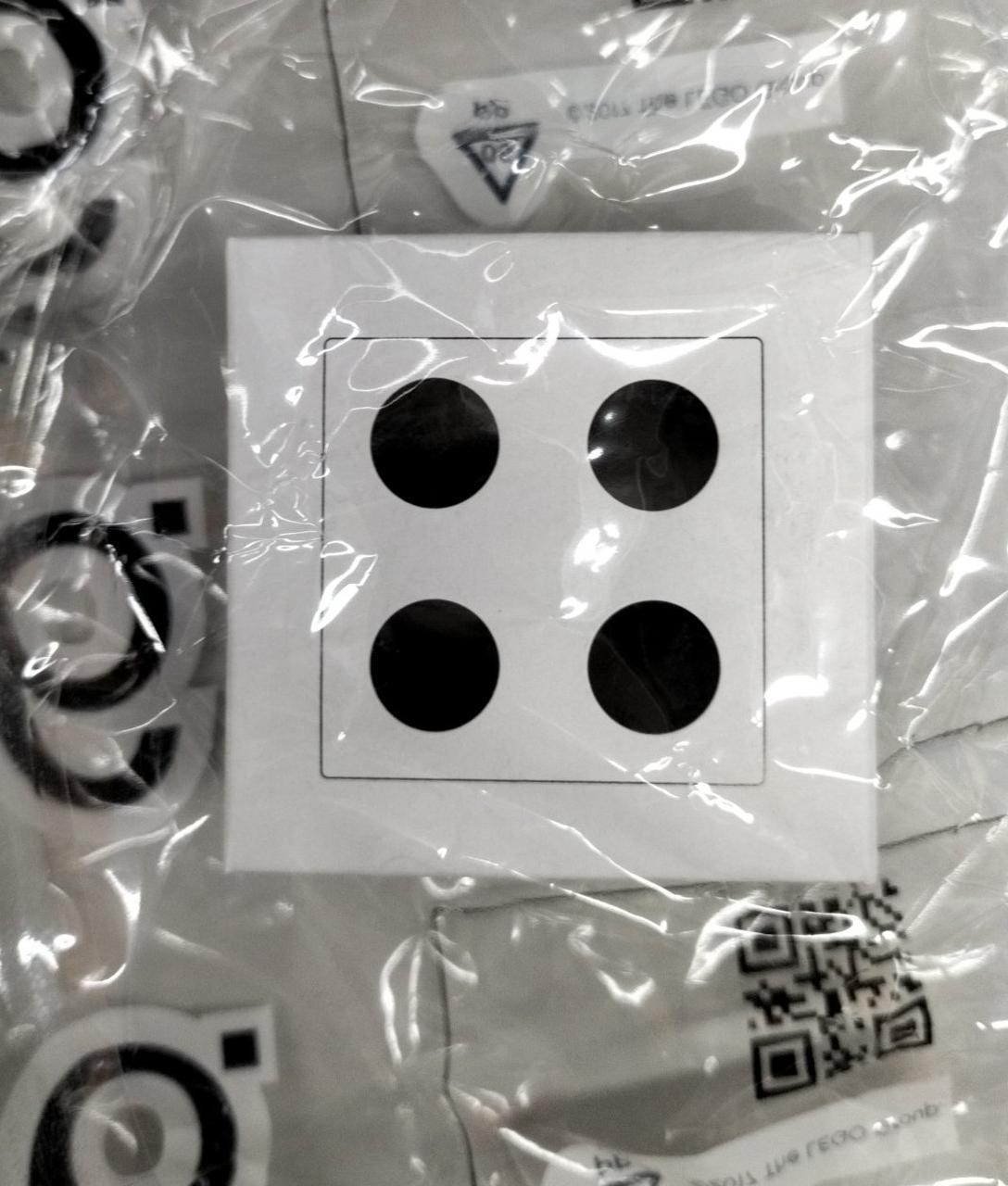 6の袋のこの箱の中にストラップあり