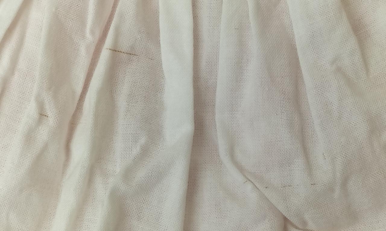 スカート下の裏地に線シミ数ヶ所あり