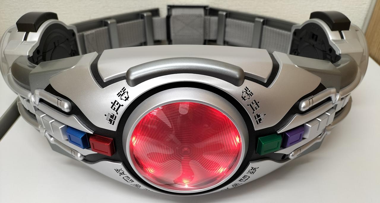 ベルト中央の回転ギミックが動作しません