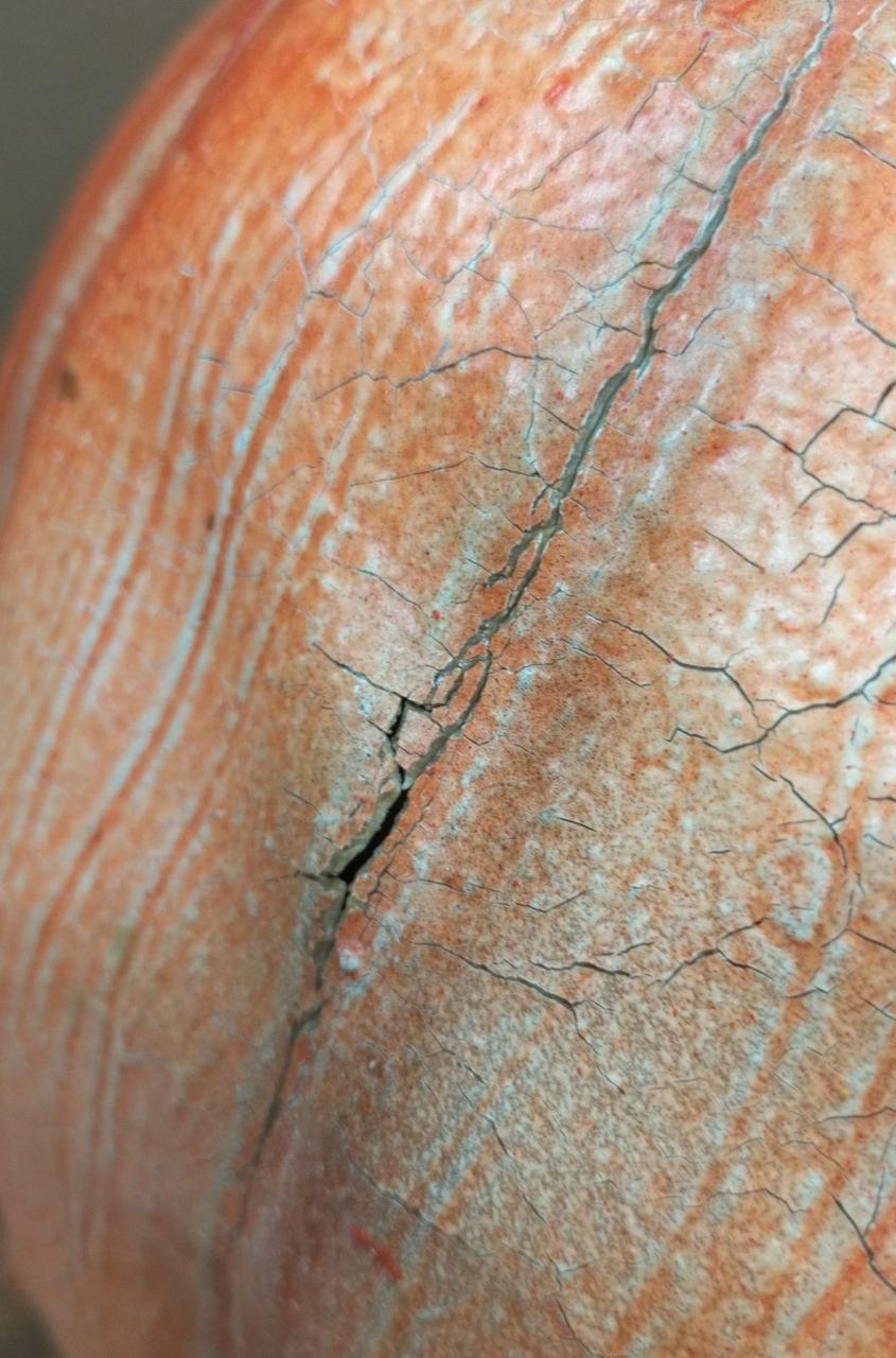 ヒビ割れ多数あり