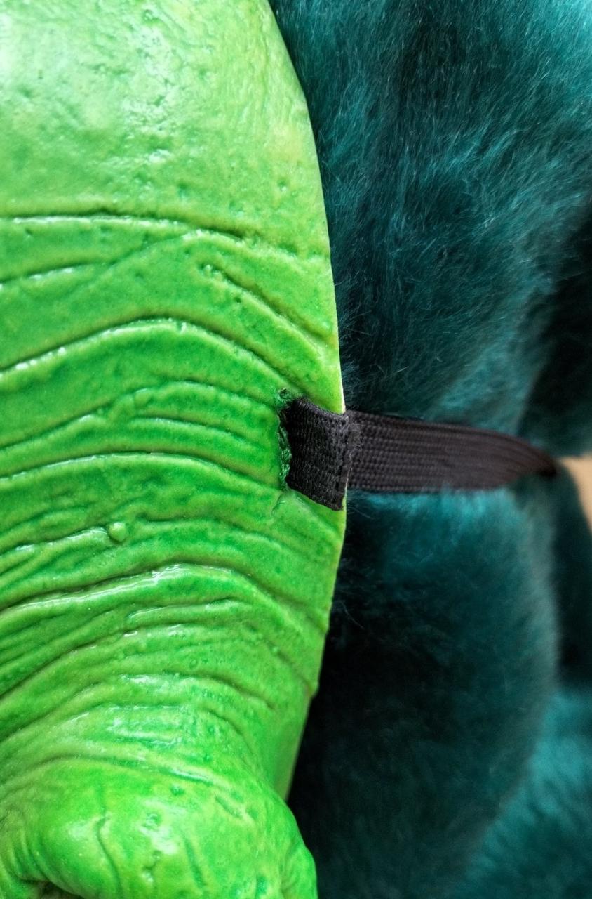 片方の紐が外れてます