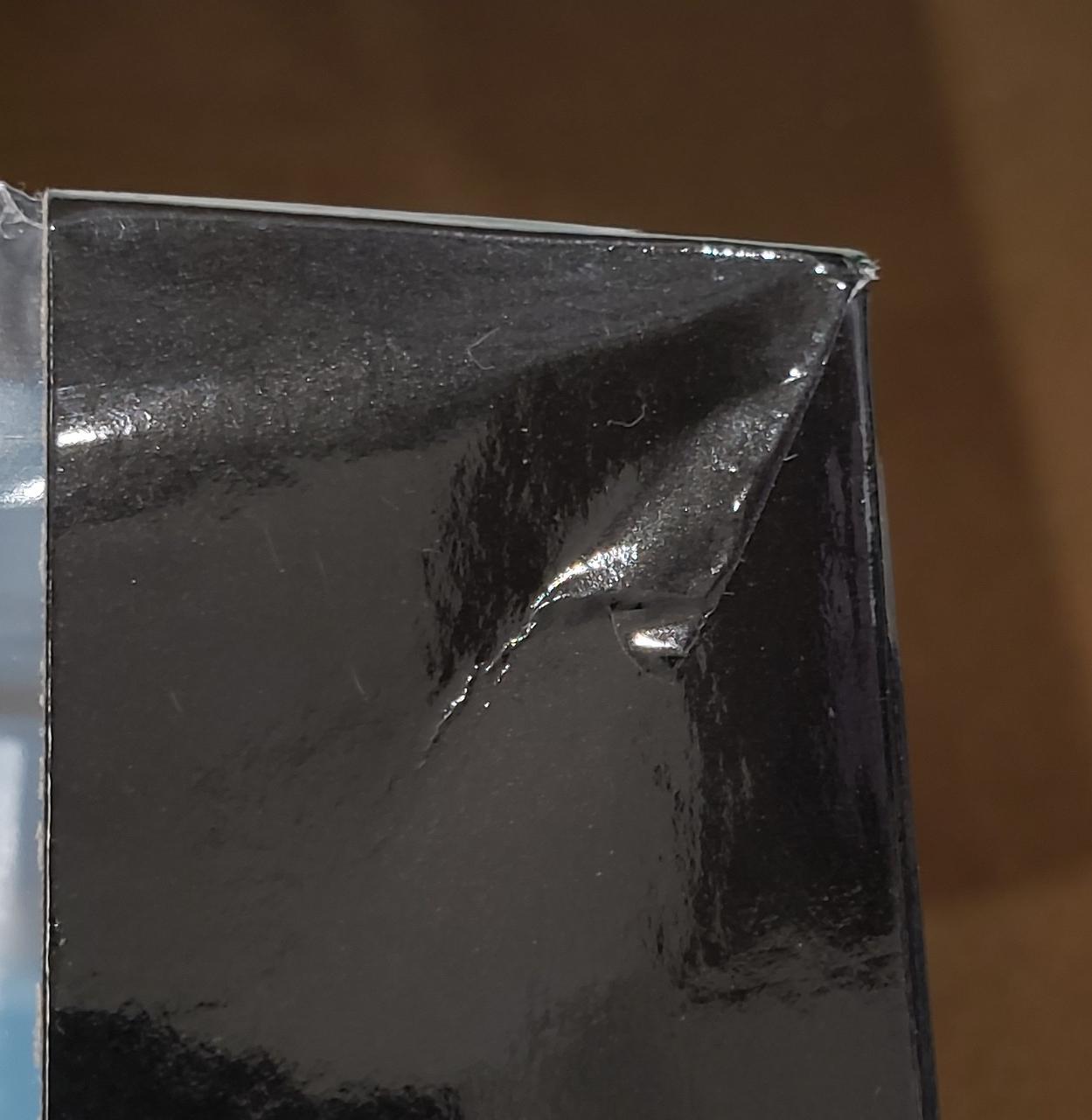 角に傷みがあります。