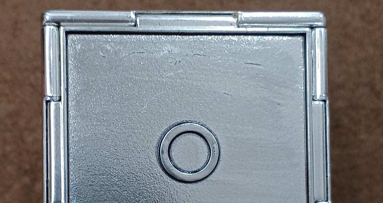 聖衣の箱にキズがあります。